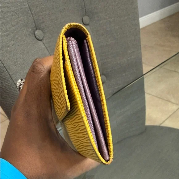 Louis Vuitton Yellow Wallet Will Come With Unbranded Chain - Picture 4 of 7